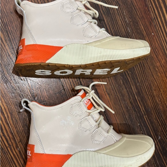 Sorel Women's Out N About III Classic Boot SIZE 7 Bleached Ceramic/ Orange - Picture 9 of 12